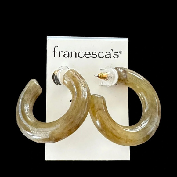 New Francesca’s Earrings Beige Swirl Resin Post Hoop Neutral Career - Picture 1 of 2